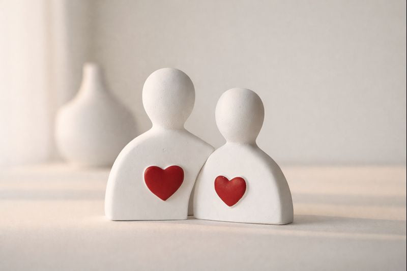 Kırmızı Kalpli Sevgili Figürü – Dekoratif Biblo