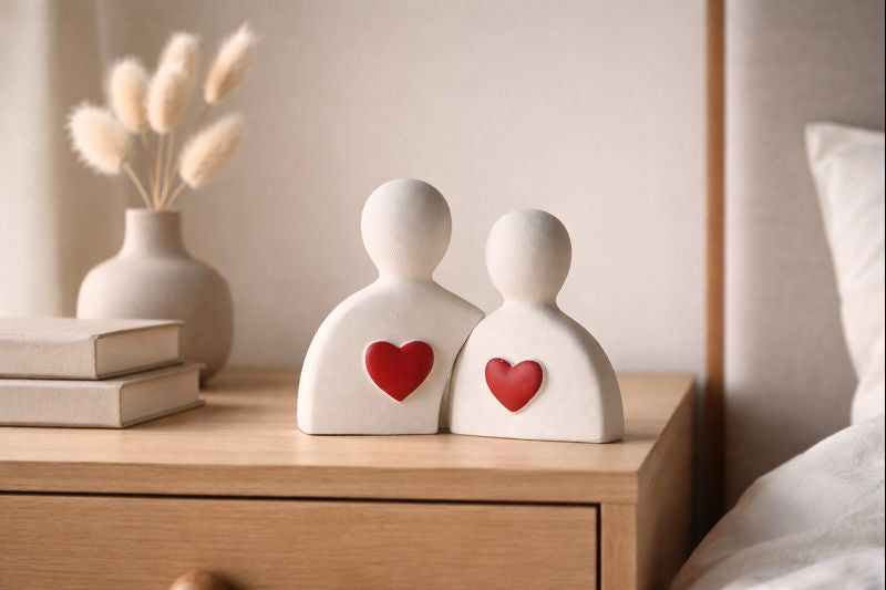 Kırmızı Kalpli Sevgili Figürü – Dekoratif Biblo