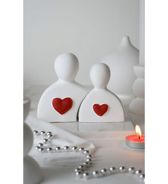 Kırmızı Kalpli Sevgili Figürü – Dekoratif Biblo